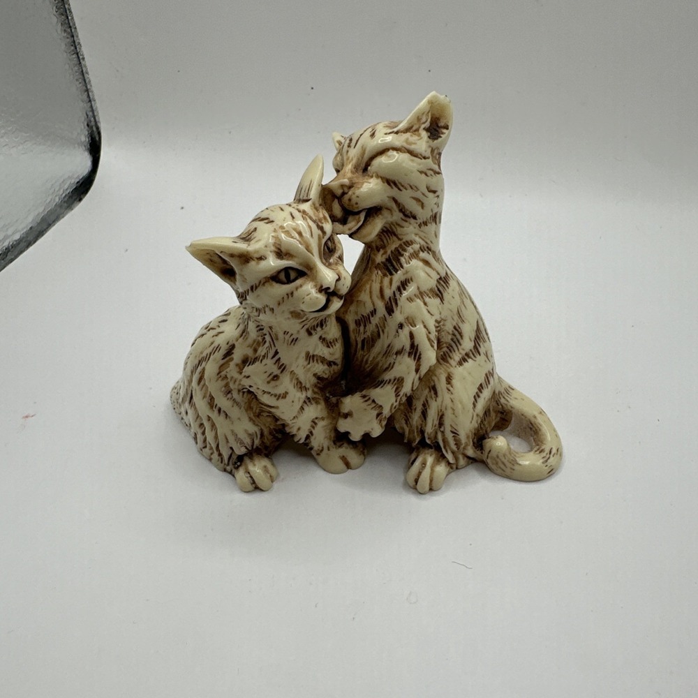 VINTAGE JAPANESE RESIN FIGURINE OF TWO LOVELY‎ CATS 2"